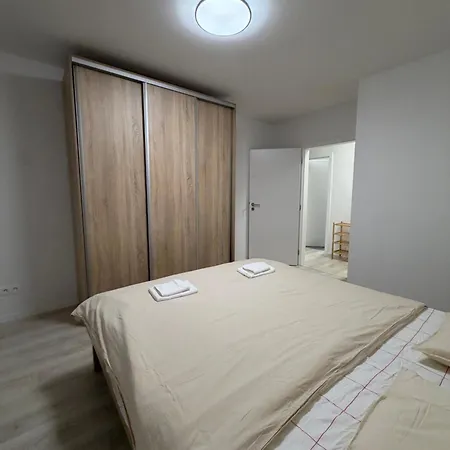 Bright With Private Parking Garage Apartmán *